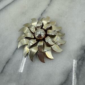 Vintage gold tone flower brooch